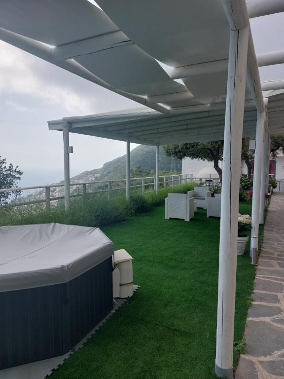 弗洛里Villa Cimea的草坪上的白色凉亭,享有美景