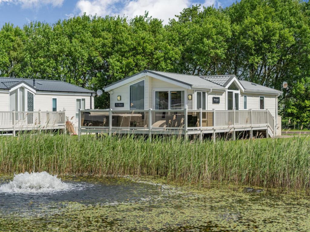 格兰奇奥沃桑茨Links Lodge的水体岸边的单元房屋