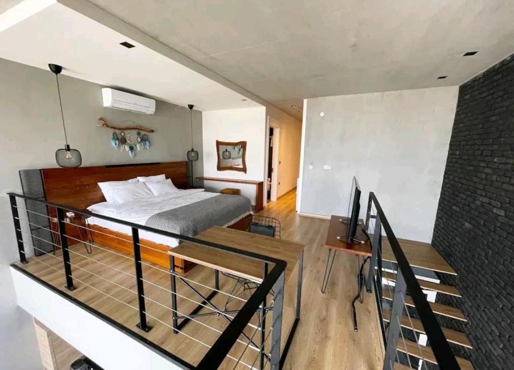 NilüferFSM home的阁楼卧室设有一张床和一个楼梯