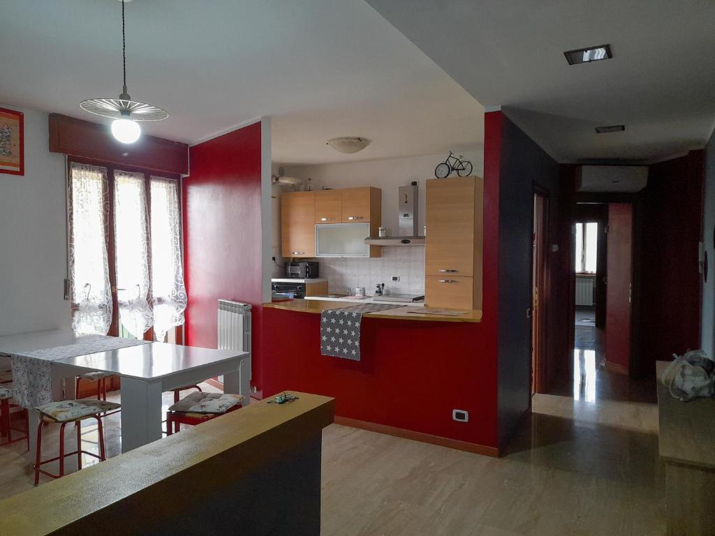 塞里亚泰BIKE HOUSE 2 "evo"的一间厨房,里面设有红色的墙壁和一张桌子
