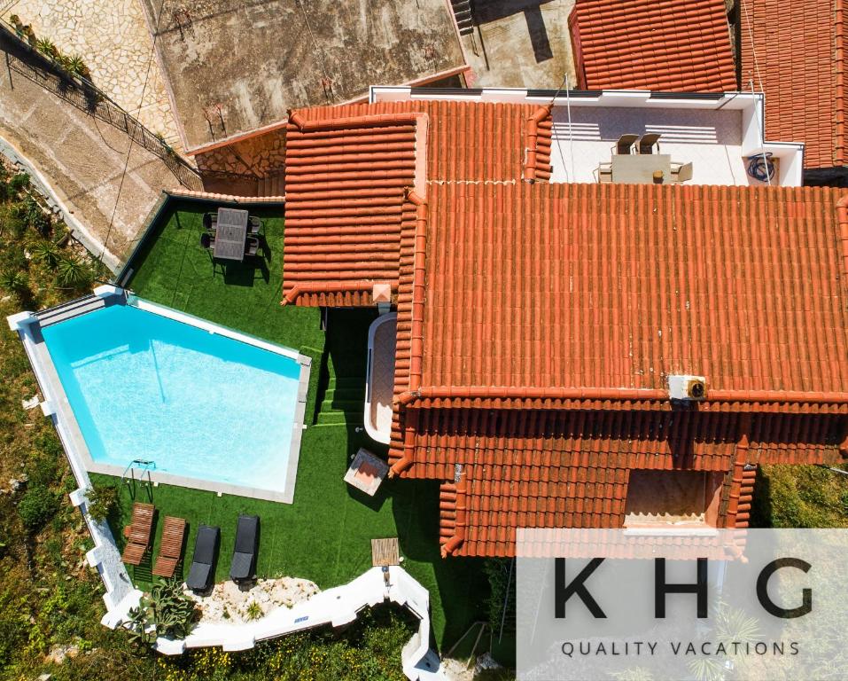 KaminarátaVilla Aliki with Infinity Pool at Kaminarata Village的享有带游泳池的房屋的空中景致