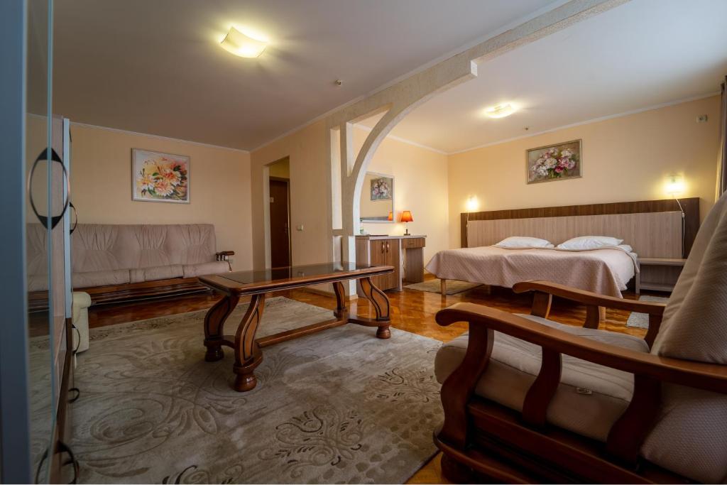 捷尔诺波尔哈里赤亚酒店的酒店客房配有一张床铺和一张桌子。
