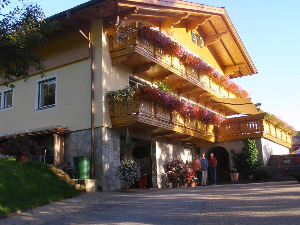普法尔韦尔芬格舒温特拿旅馆的一座带鲜花阳台的建筑