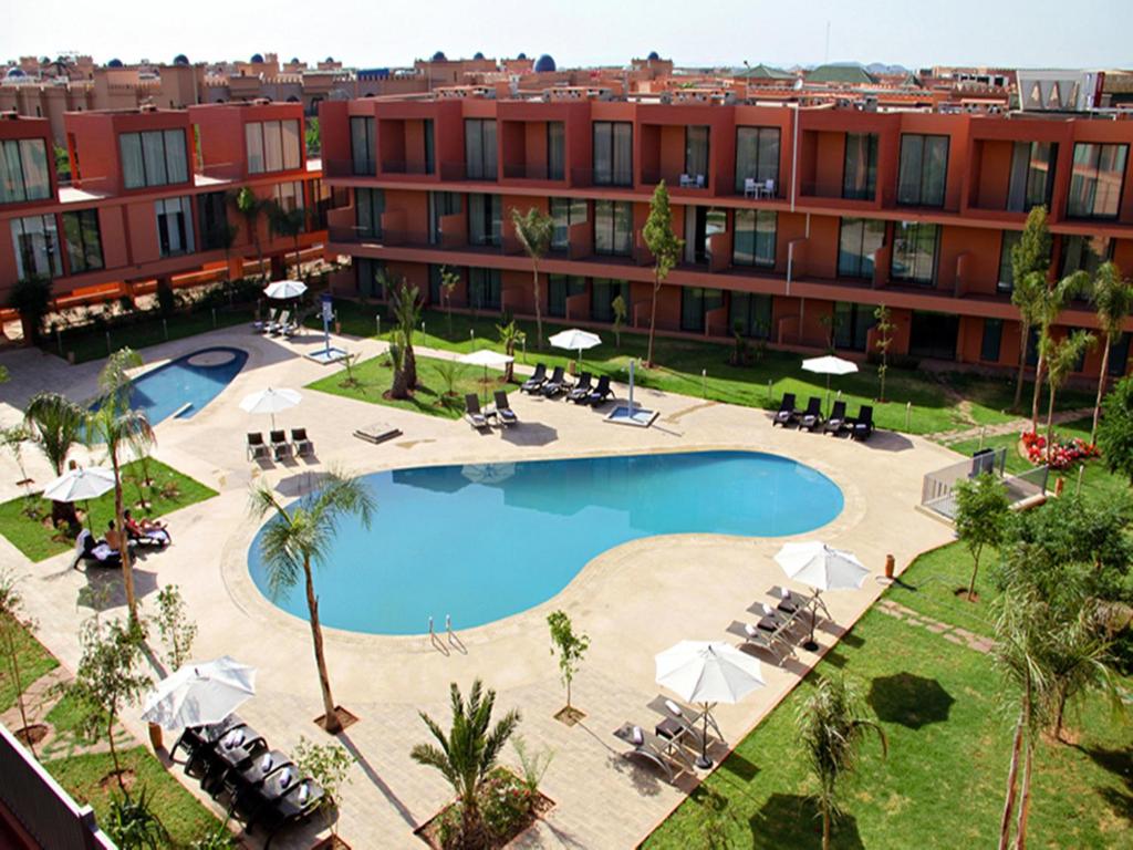 马拉喀什Rawabi Hotel Marrakech & Spa的享有酒店空中美景,设有游泳池