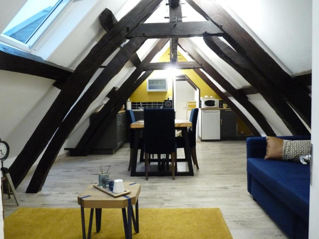 索姆河畔的圣瓦列里Gîte d’Eros的客厅配有蓝色的沙发和桌子