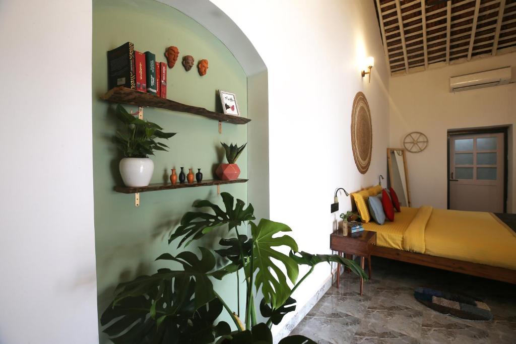 安君纳Craft Hostels的一间卧室配有一张床和盆栽植物