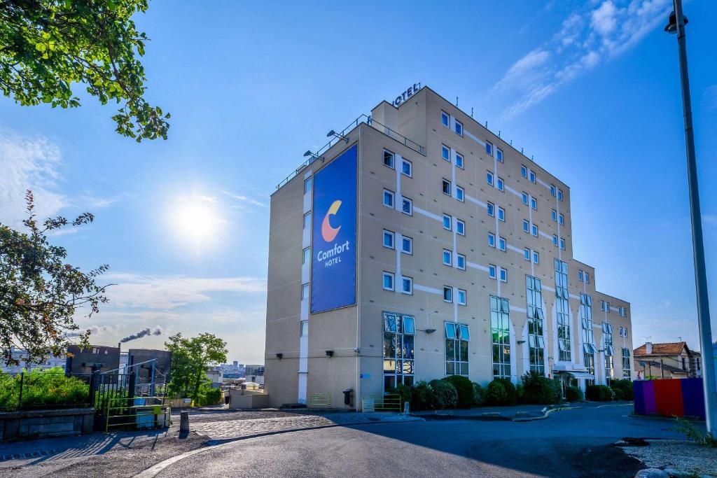 塞纳河畔伊夫里基里亚德巴黎波特伊芙酒店的建筑的侧面有蓝色标志