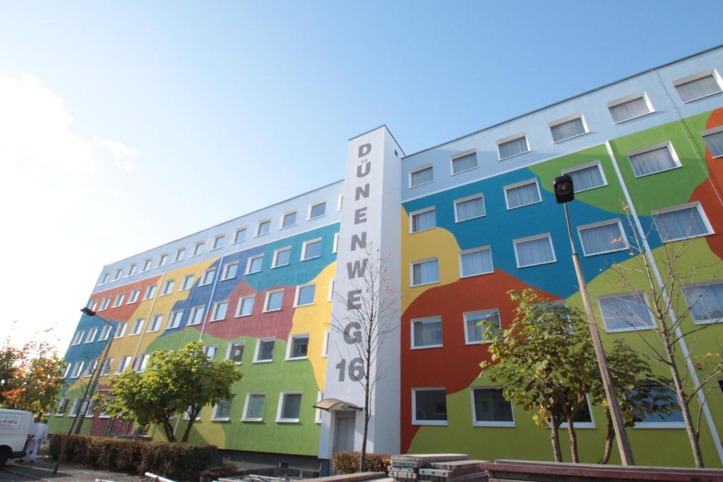 黑灵斯多夫Schlafhaus Dünenweg 16的一座以不同颜色涂画的建筑