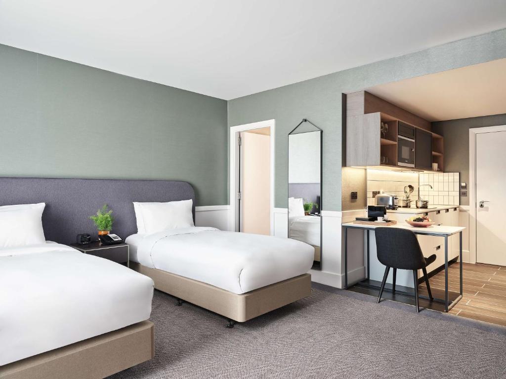 曼彻斯特Hyatt House Manchester的酒店客房带两张床和厨房