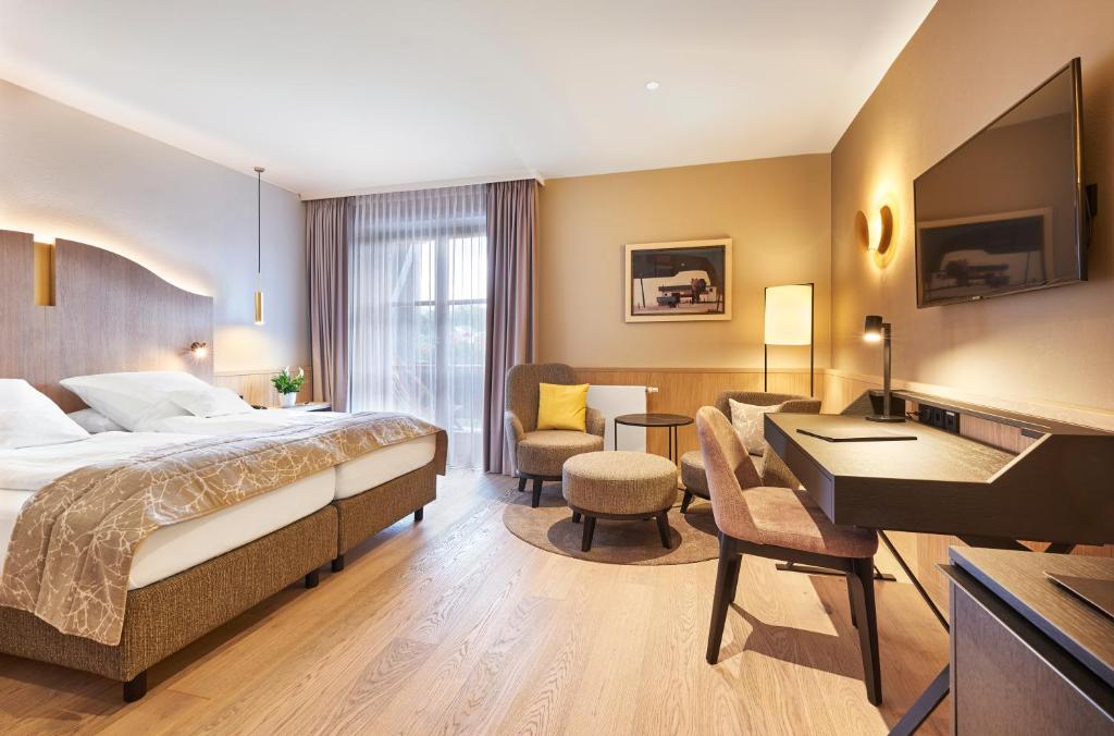 茨维泽尔Hotel zur Waldbahn的配有一张床和一张书桌的酒店客房