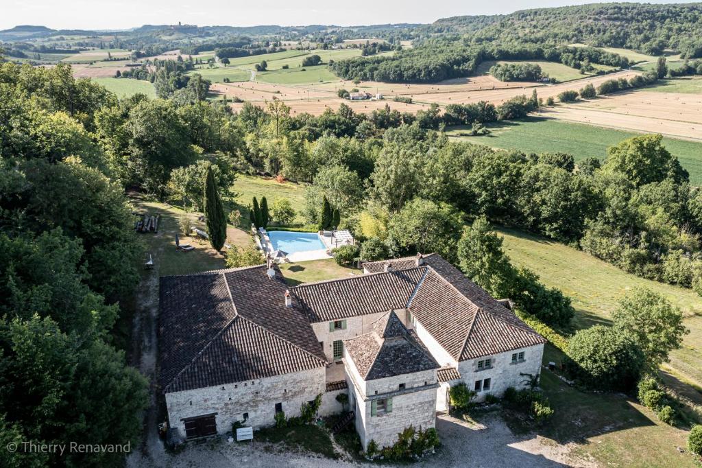 科尔巴耶克MANOIR Le Moulinal47 - vue panoramique的享有带游泳池的房屋的空中景致