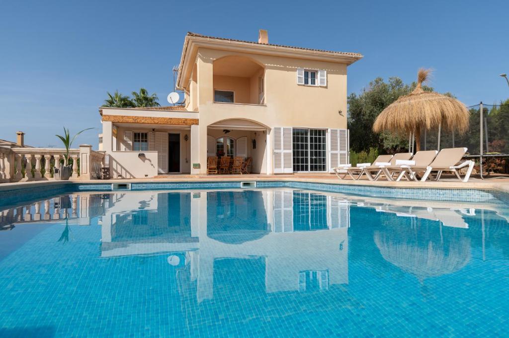 马略卡岛帕尔马Villa Sayana的别墅前设有游泳池