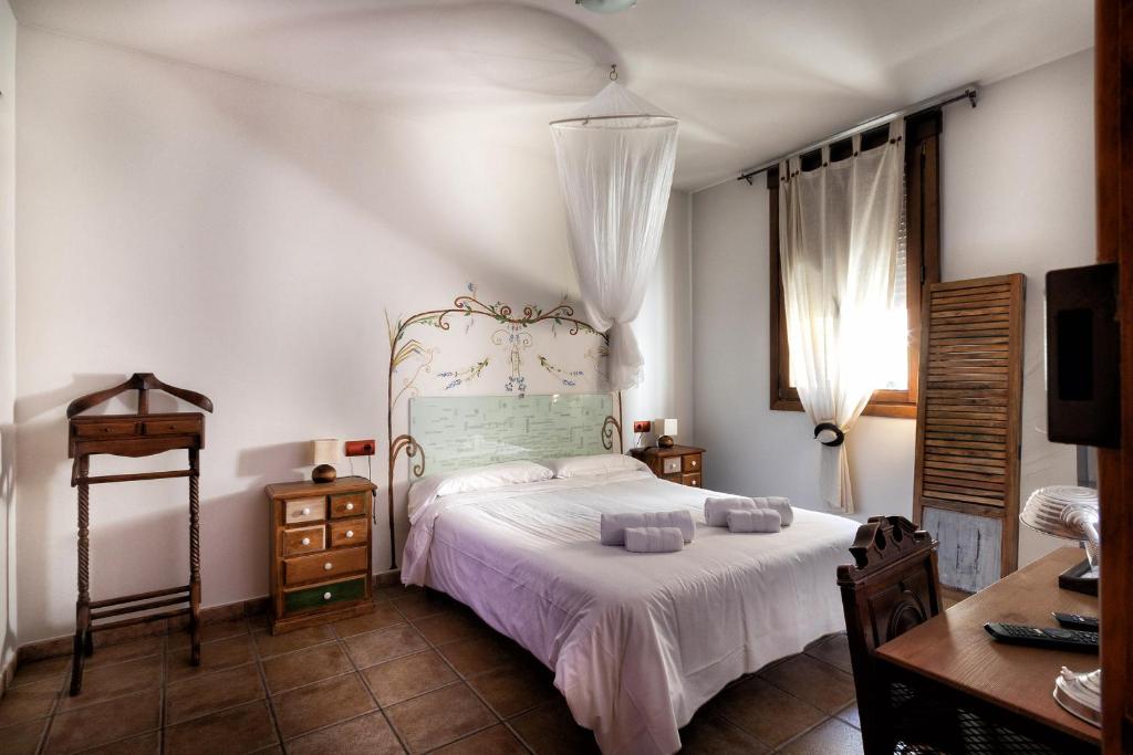 Castellanos de VilliqueraVinarius, Posada Rural的一间卧室配有一张带白色床罩的床
