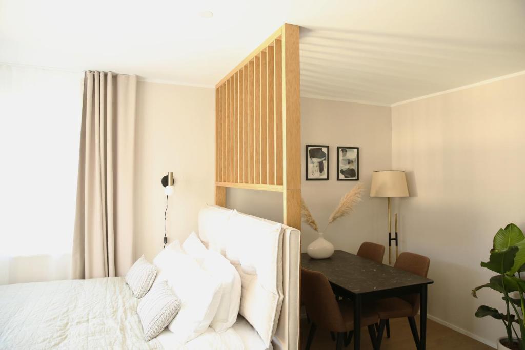 苏黎世Lamira - Serviced Apartments的一间卧室配有一张床、一张桌子和一张桌子