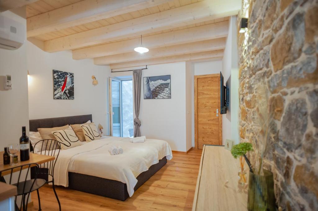 皮兰GG art apartments II的一间卧室设有一张床和石墙