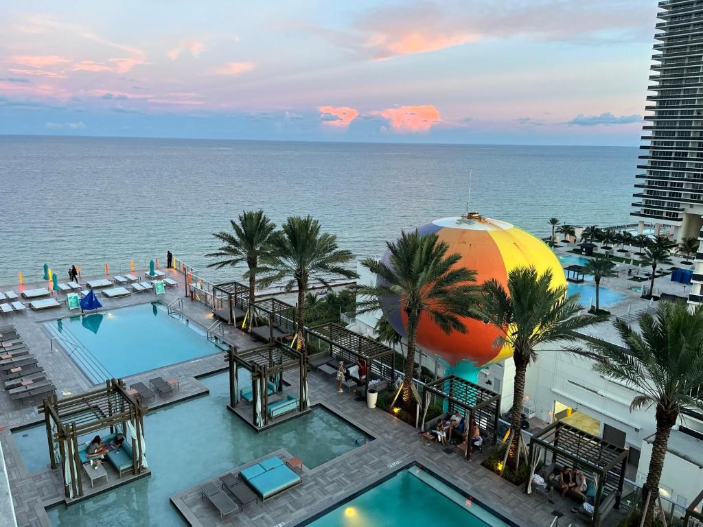 好莱坞Modern Beachfront Condo with Stunning Ocean View的享有天堂度假村的游泳池景致