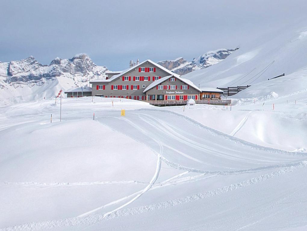 英格堡Bärghuis Jochpass - Alpine Hideaway - 2222müM的前方大雪中的红色建筑
