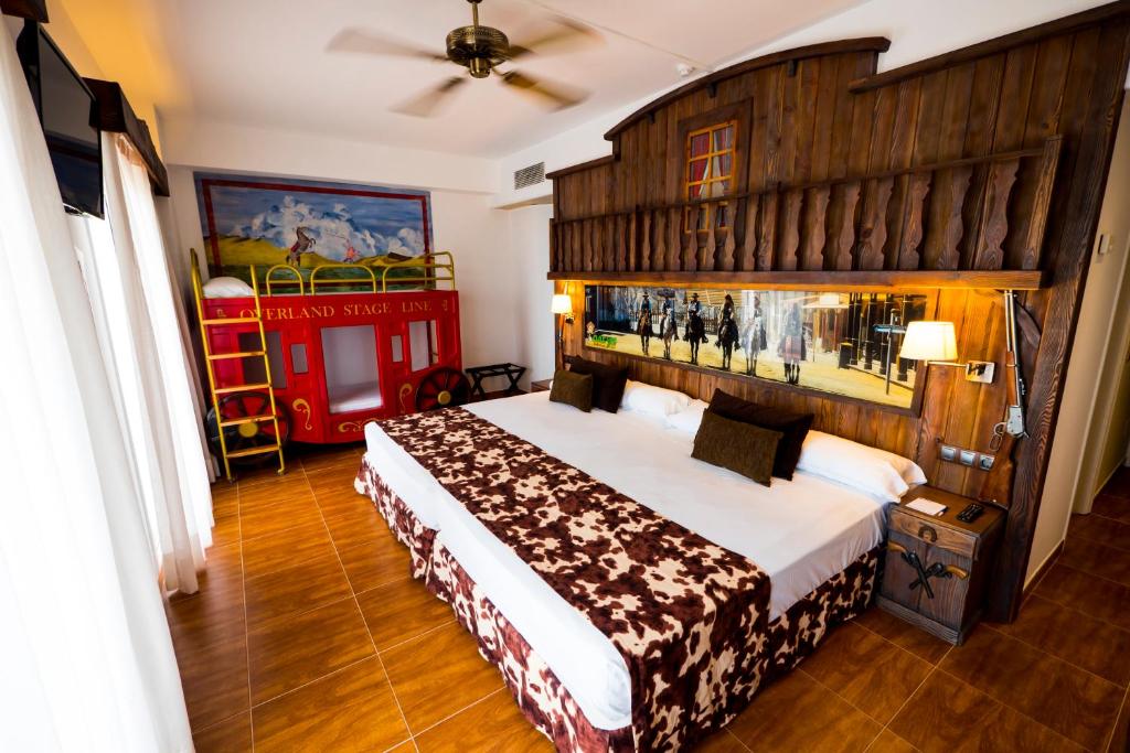 阿瓜杜尔塞Playadulce的一间卧室配有一张大床和木制床头板