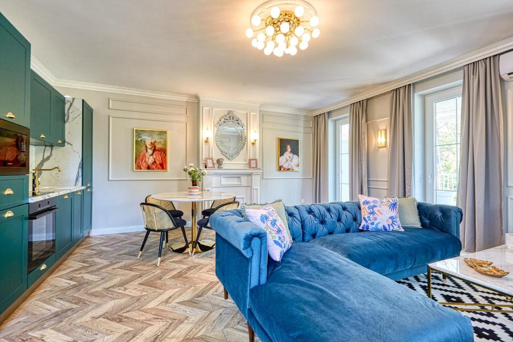 莫雄马扎尔古堡The Doors Luxury Apartment的客厅配有蓝色的沙发和桌子