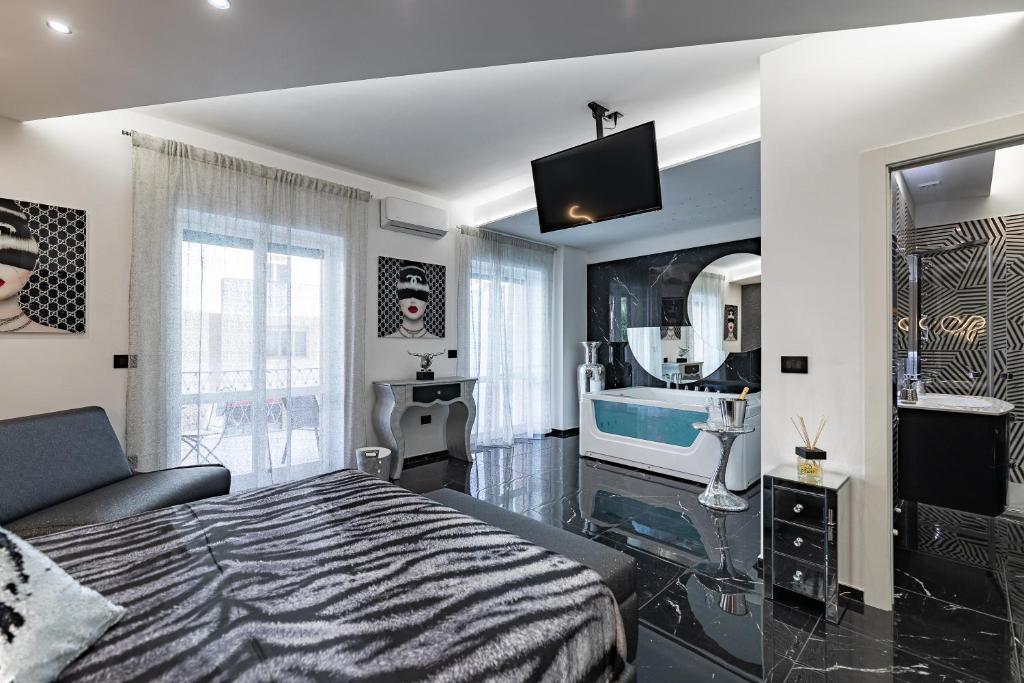 莱切Prezioso suites & rooms的一间卧室配有一张床,浴室设有浴缸