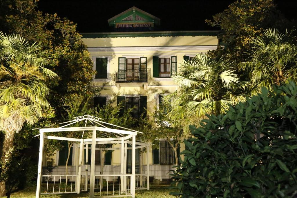 特罗法雷洛德雷马诺列达米安公园酒店的前面有凉亭的白色房子