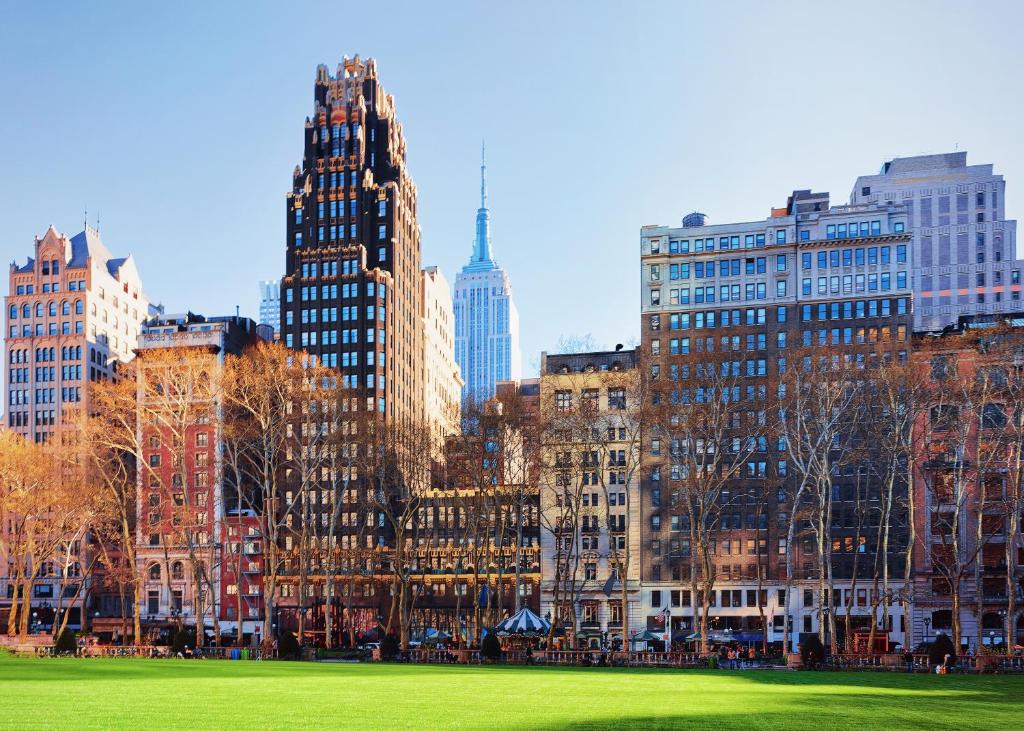 纽约布赖恩特公园酒店的一座拥有高楼和绿地的城市