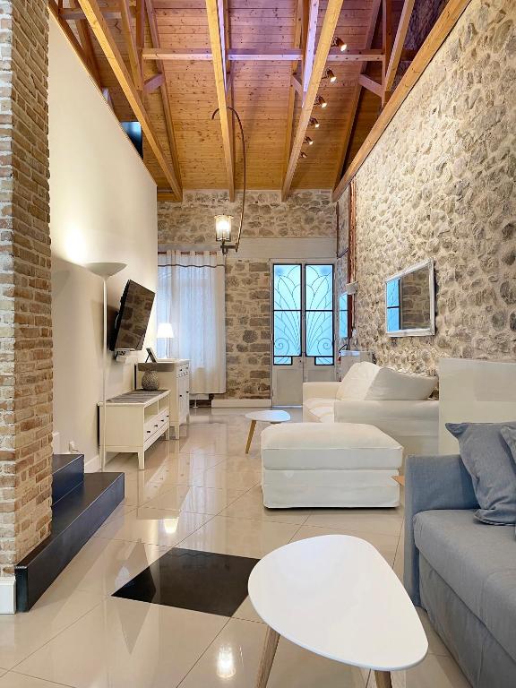 帕特雷Blue Domino Luxury City Villa Patras的客厅配有白色家具和砖墙