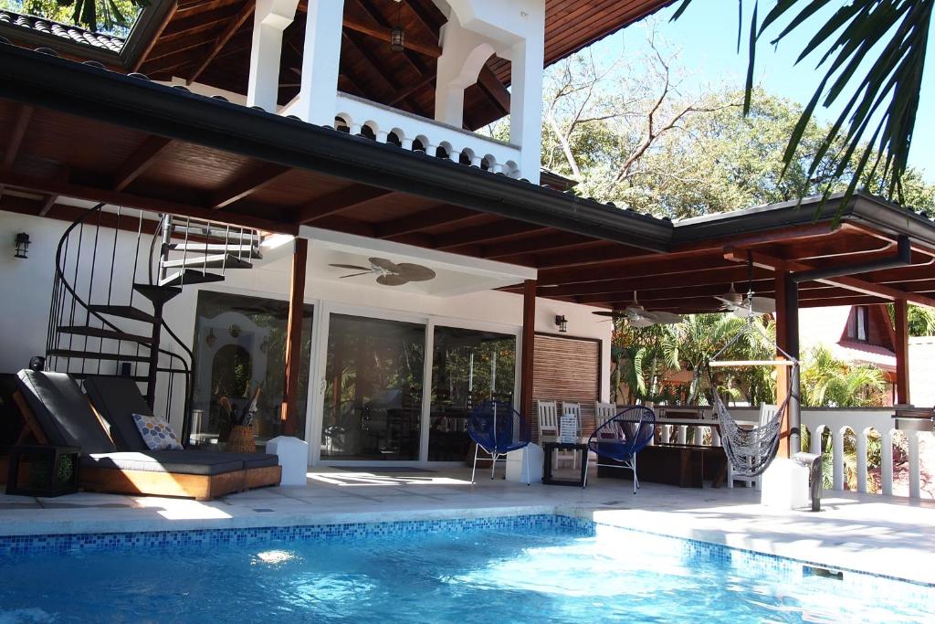 诺萨拉Casa Vitality Nosara的一座带游泳池和房子的别墅
