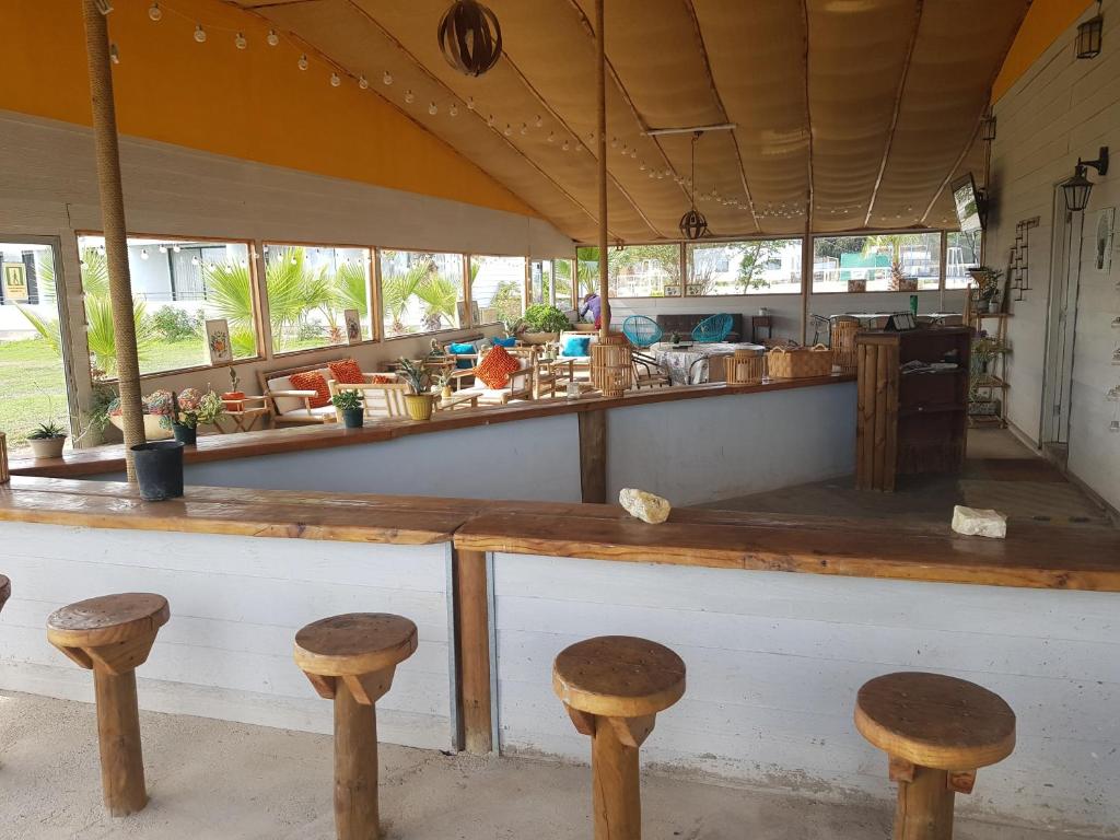 皮什丹吉Hotel Del Valle Quilimari的柜台前设有木凳的餐厅