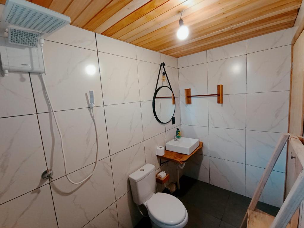 邦雅尔丁-达塞拉Ranchinho da Serra chalé的带淋浴、卫生间和盥洗盆的浴室