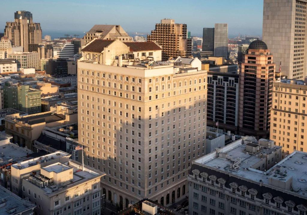旧金山The Clift Royal Sonesta San Francisco的城市中一座大建筑的空中景观