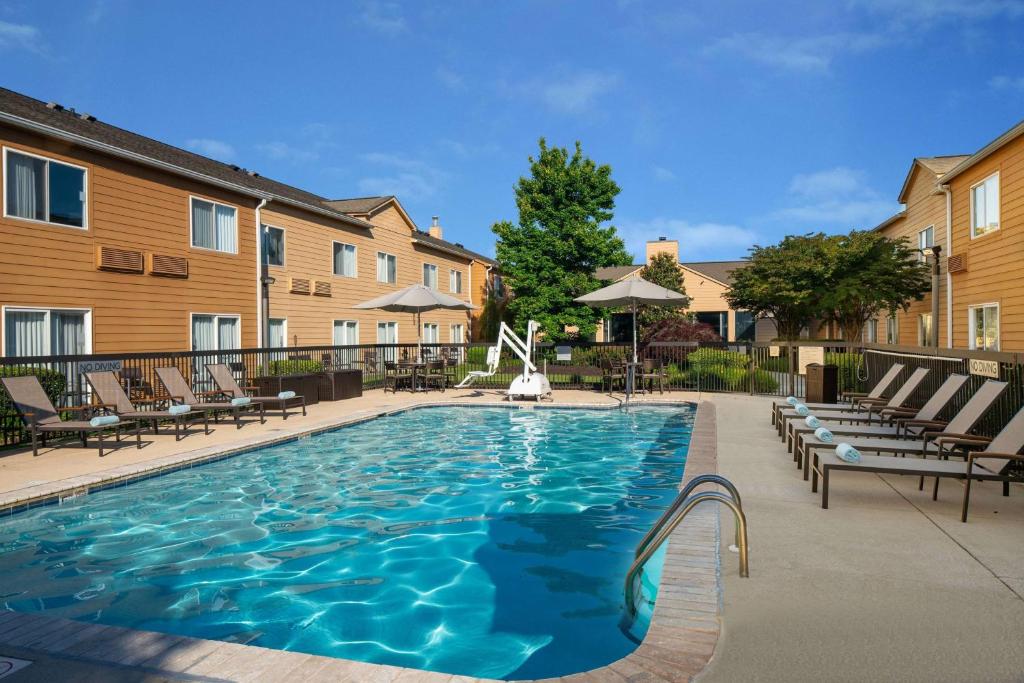 查塔努加Sonesta Select Chattanooga Hamilton Place的一个带躺椅的酒店游泳池