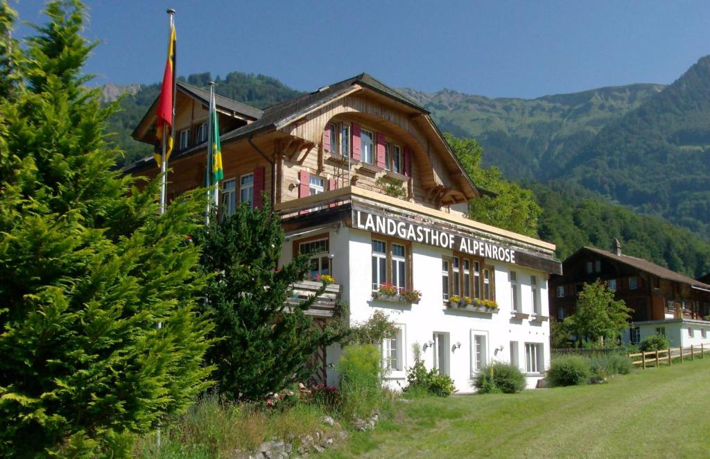 布里恩茨Hotel Alpenrose beim Ballenberg的建筑,有景观研究所的标志