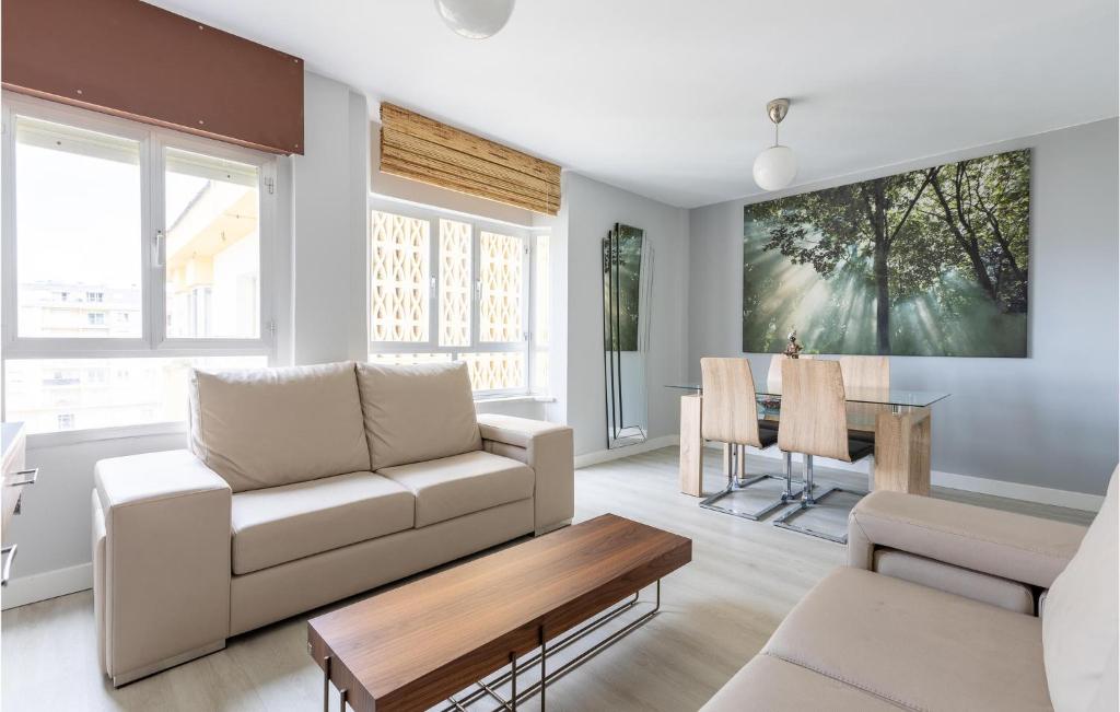 比韦罗3 Bedroom Beautiful Apartment In Viveiro的客厅配有沙发和桌子