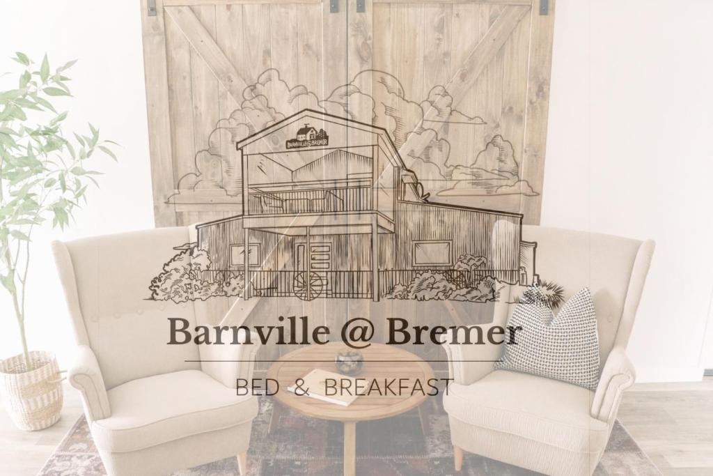 布雷默贝Barnville@Bremer Bed & Breakfast的一间设有椅子的房间,配有谷仓或兄弟的壁画