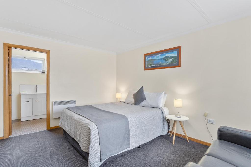 霍巴特马丁卡什汽车旅馆的一间卧室配有一张床和一张沙发
