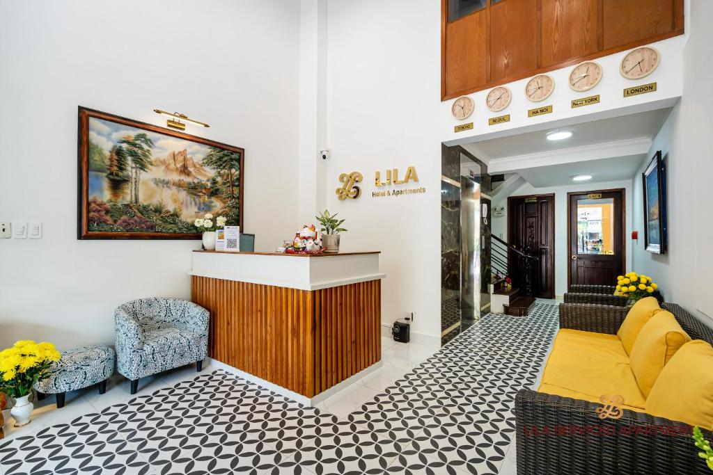 胡志明市LILA Hotel & Apartments的大堂设有黄色的沙发和两把椅子
