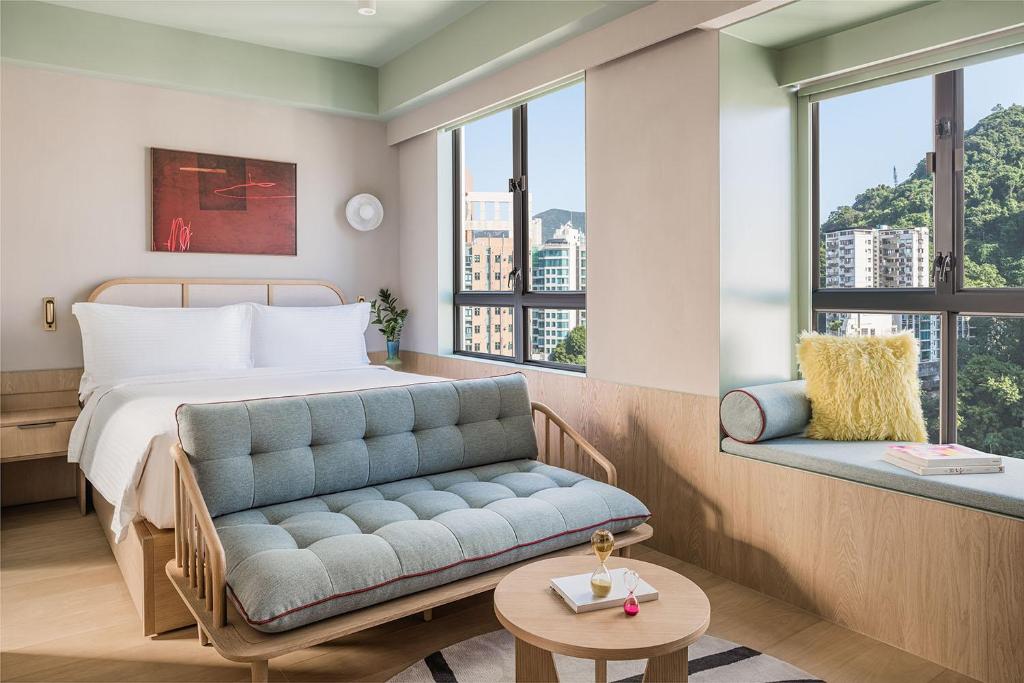 香港香港湾仔奕凨的酒店客房,配有床和沙发