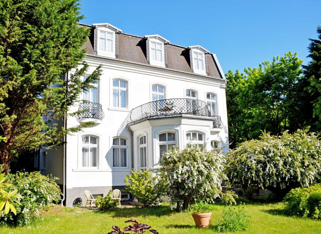 巴贝Villa im Ostseebad Baabe的白色的房子,上面设有阳台