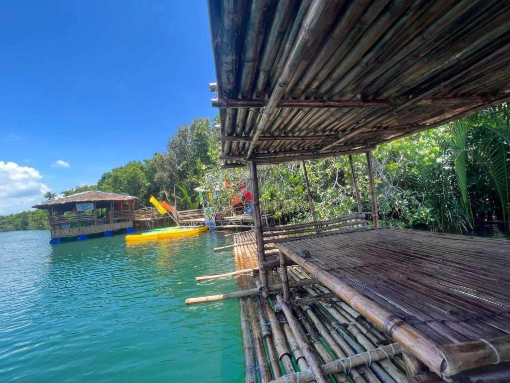 BolinaoVirgin River Resort and Recreation Spot的水面上带房子的木甲板