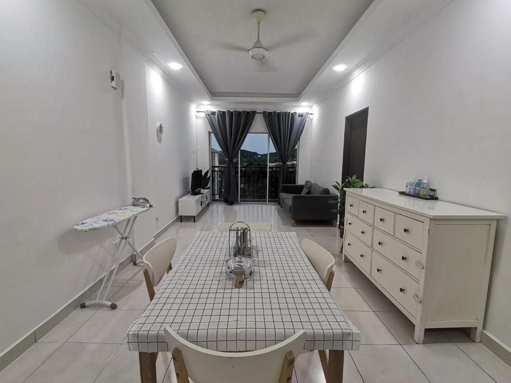 Bandar Puncak AlamYuslina Homestay的一间带桌椅的厨房和一间客厅