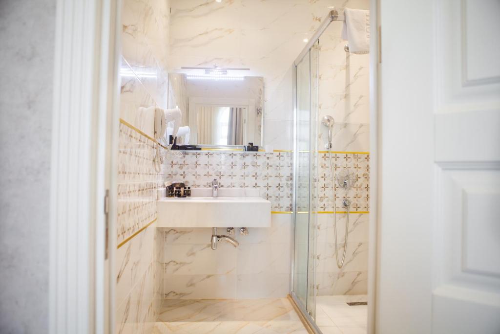 巴库Promenade Hotel Baku的一间带水槽和淋浴的浴室