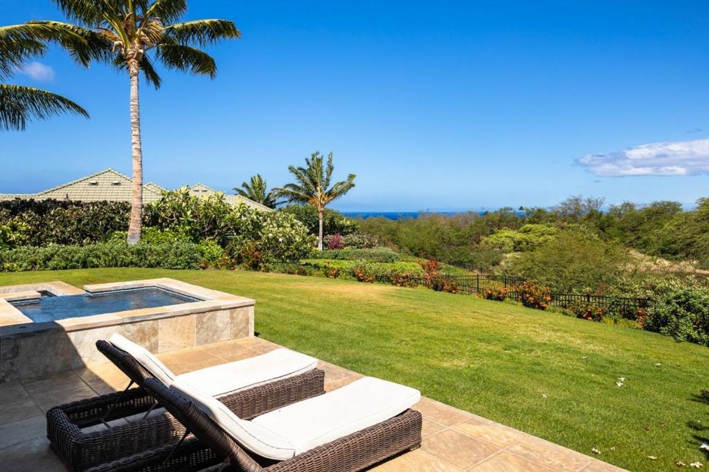 哈普那海滩MAUNA KEA INDULGENCE Indulgent 3BR Waiulaula Home with Stunning View的一个带两把椅子的庭院和一个游泳池