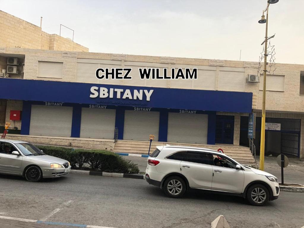 伯利恒Chez William的两辆汽车停在大楼前的停车场