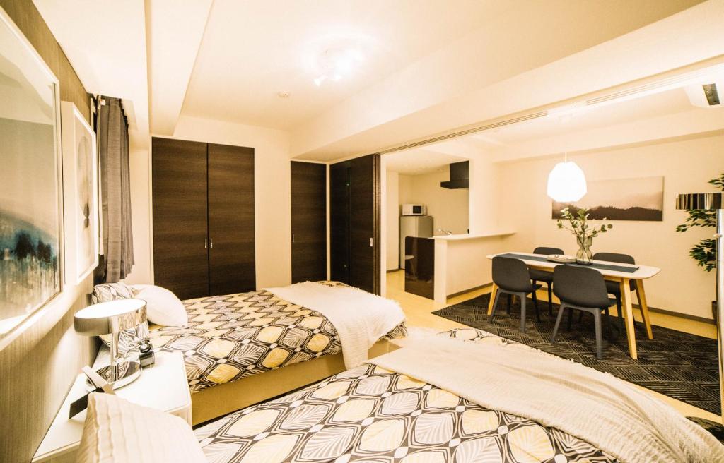 东京Universal Haneda的配有一张床和一张书桌的酒店客房