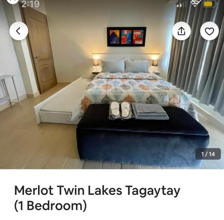 大雅台Twin lakes Merlot LL3-F的一间卧室配有一张特大号床和平台