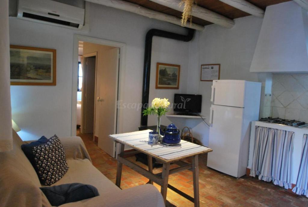 ZufreFinca La Vicacaria LIMONERO的客厅配有桌子和白色冰箱。