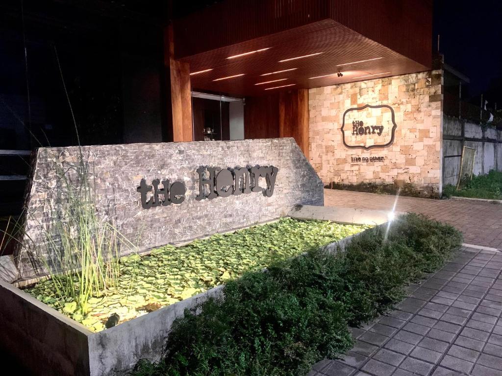 巴科洛德The Henry Hotel Roost Bacolod的坐在建筑物前的石凳