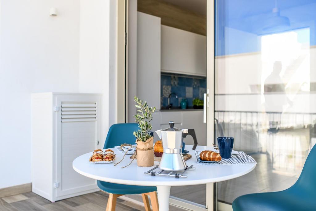 佩斯科勒海滨Mare Villas Pescoluse- Design Apartment的上面有咖啡壶的桌子
