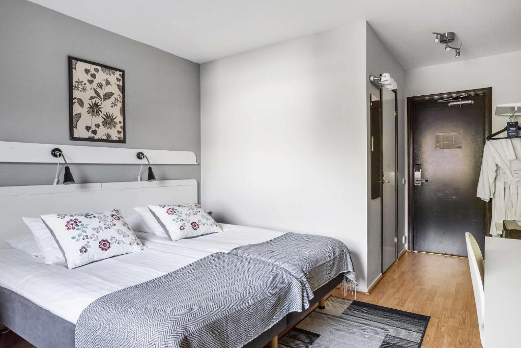瑟德港贝斯特韦斯特索德尔酒店的卧室配有白色的床和2个枕头